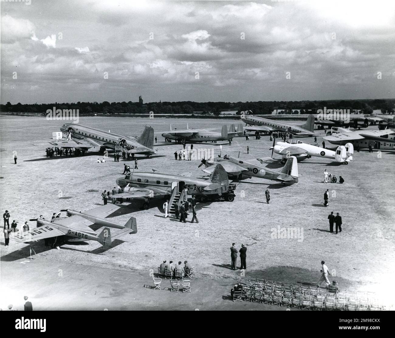 1947 Uhr Royal Aeronautical Society Garden Party in Radlett. Stockfoto
