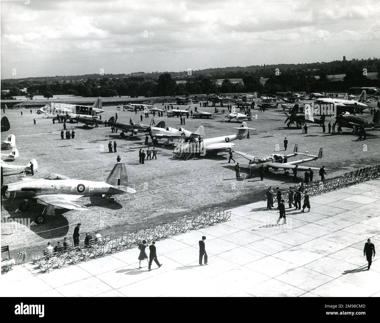1947 Uhr Royal Aeronautical Society Garden Party in Radlett. Stockfoto