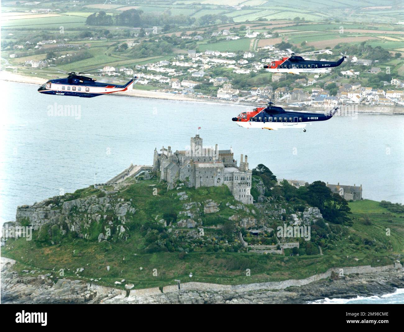 Eh Industries (später AgustaWestland) EH101 PP8 Heliliner, G-OIOI, die Vorserienversion der Zivilpassagiervariante, führt zwei Sikorsky S61Ns, G-BCEB und G-BFFJ, von British International. Stockfoto