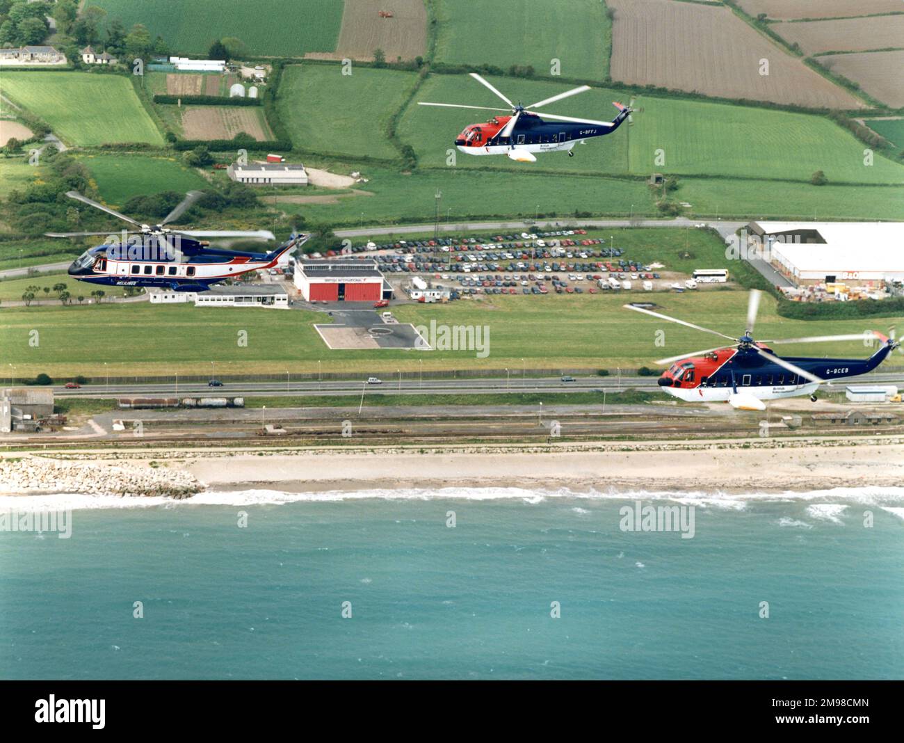 Eh Industries (später AgustaWestland) EH101 PP8 Heliliner, G-OIOI, die Vorserienversion der Zivilpassagiervariante, führt zwei Sikorsky S61Ns, G-BCEB und G-BFFJ, von British International. Stockfoto