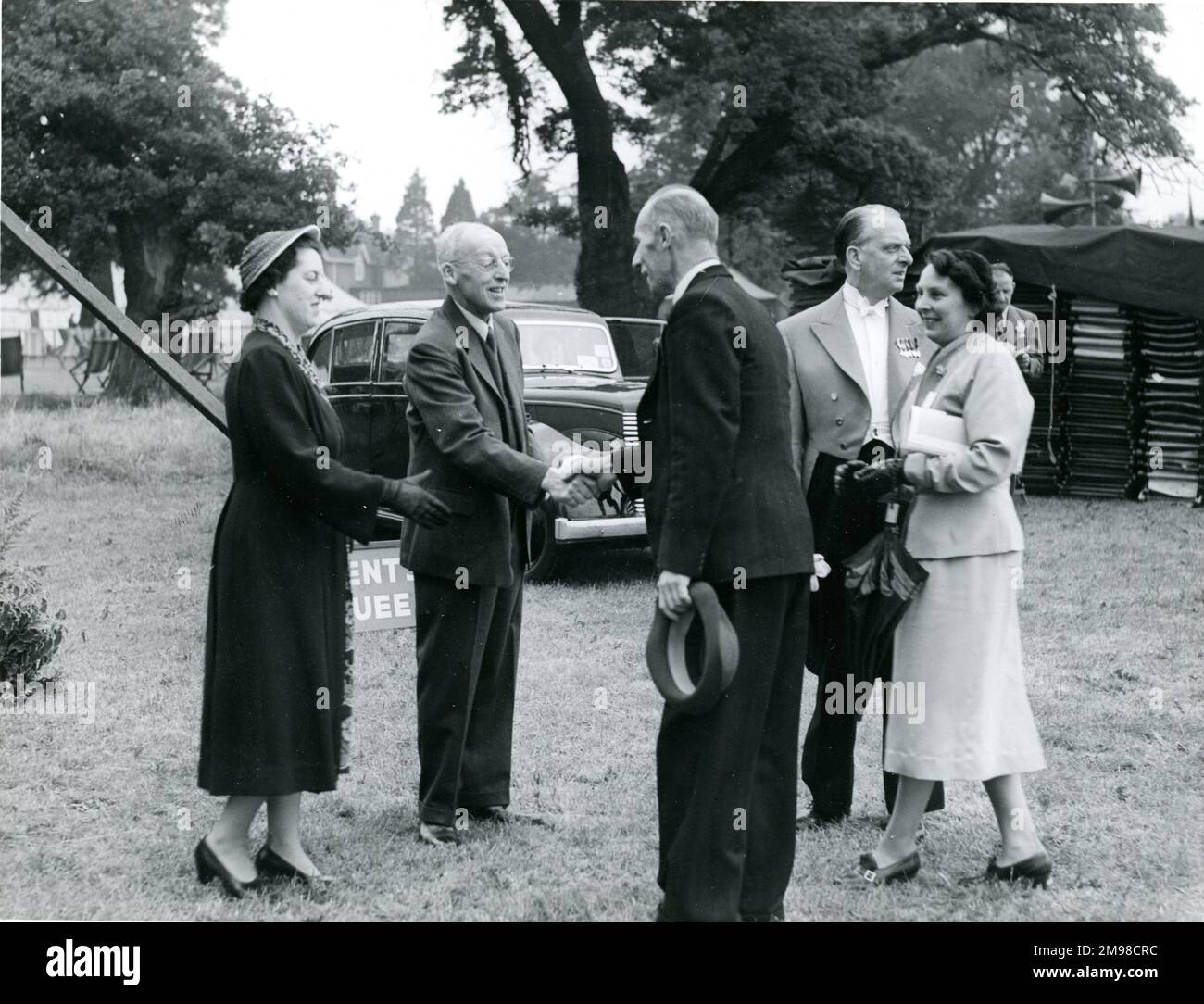 Sir William Farren und Miss M. Farren, Präsident der Royal Aeronautical Society, empfangen Mitglieder und Gäste auf der 1953. Gartenparty der Royal Aeronautical Society in Hatfield am 14. Juni. Stockfoto