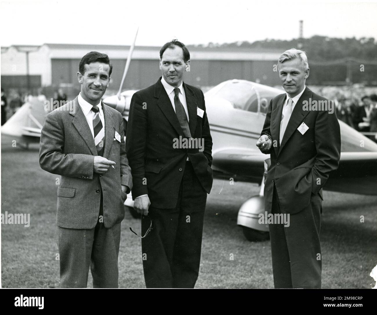 Besucher der Royal Aeronautical Society Garden Party 1956 in Wisley am 15. Juli. Stockfoto