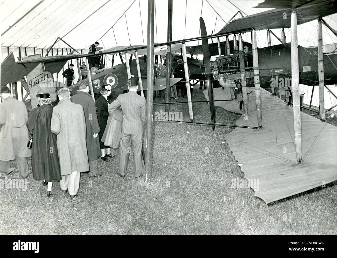 Der Maurice Farman F40 of the Nash Collection mit dem Sopwith Camel, Left, und 1918 SE5A, G-EBIC, hinter dem Festplatz auf der 1954 Royal Aeronautical Society Garden Party am Flughafen London am 13. Juni. Stockfoto