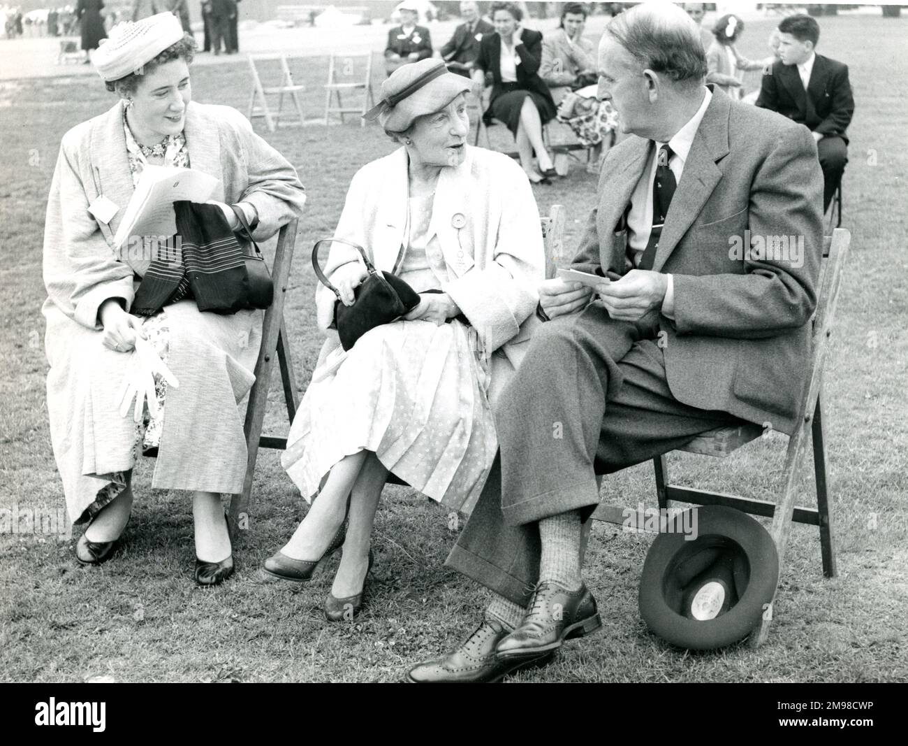 Sir Sydney und Lady Camm auf der 1956 Royal Aeronautical Society Garden Party in Wisley am 15. Juli. Stockfoto