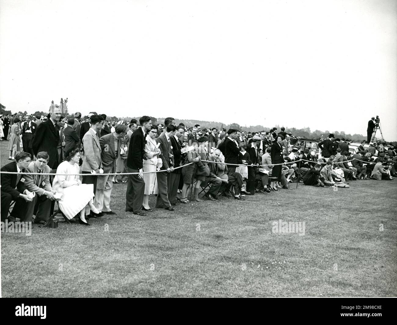 Zuschauer auf der 1956 Royal Aeronautical Society Garden Party in Wisley am 15. Juli. Stockfoto