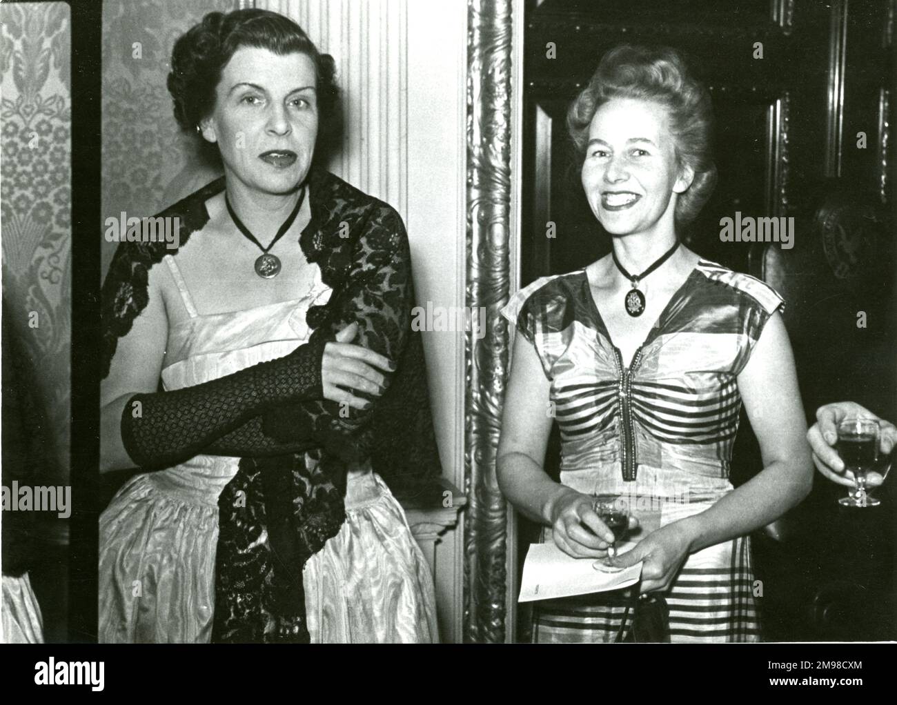 Die Royal Aeronautical Society veranstaltete 1949 ein Dinner im No. 4 Hamilton Place, um die Vergabe ihrer königlichen Charta vom 22. Dezember 1948 zu feiern. Mrs. Peter Masefield, richtig, und Mrs. Roxbee Cox. Stockfoto