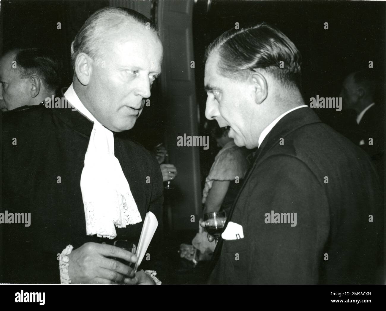 Die Royal Aeronautical Society veranstaltete 1949 ein Dinner im No. 4 Hamilton Place, um die Vergabe ihrer königlichen Charta vom 22. Dezember 1948 zu feiern. Gäste, einschließlich Lord Sempill, links. Stockfoto