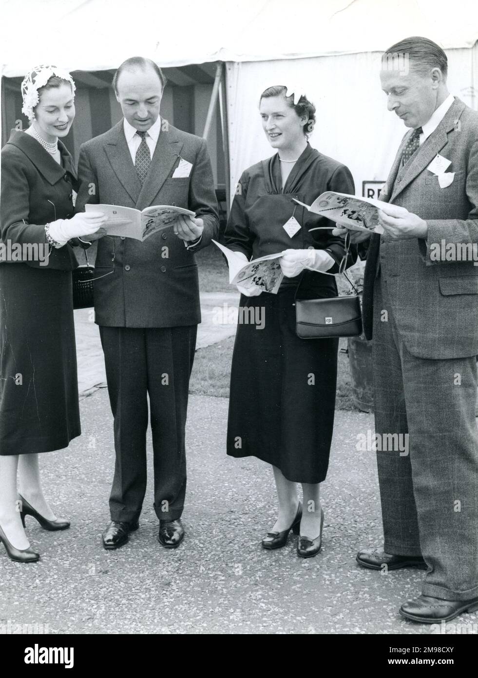 Mr. Und Mrs. J.D. Profumo (Miss Valerie Hobson) und Herr und Frau Watkinson, Ministerin für Verkehr und Zivilluftfahrt, auf der 1956. Gartenparty der Royal Aeronautical Society in Wisley am 15. Juli. Stockfoto