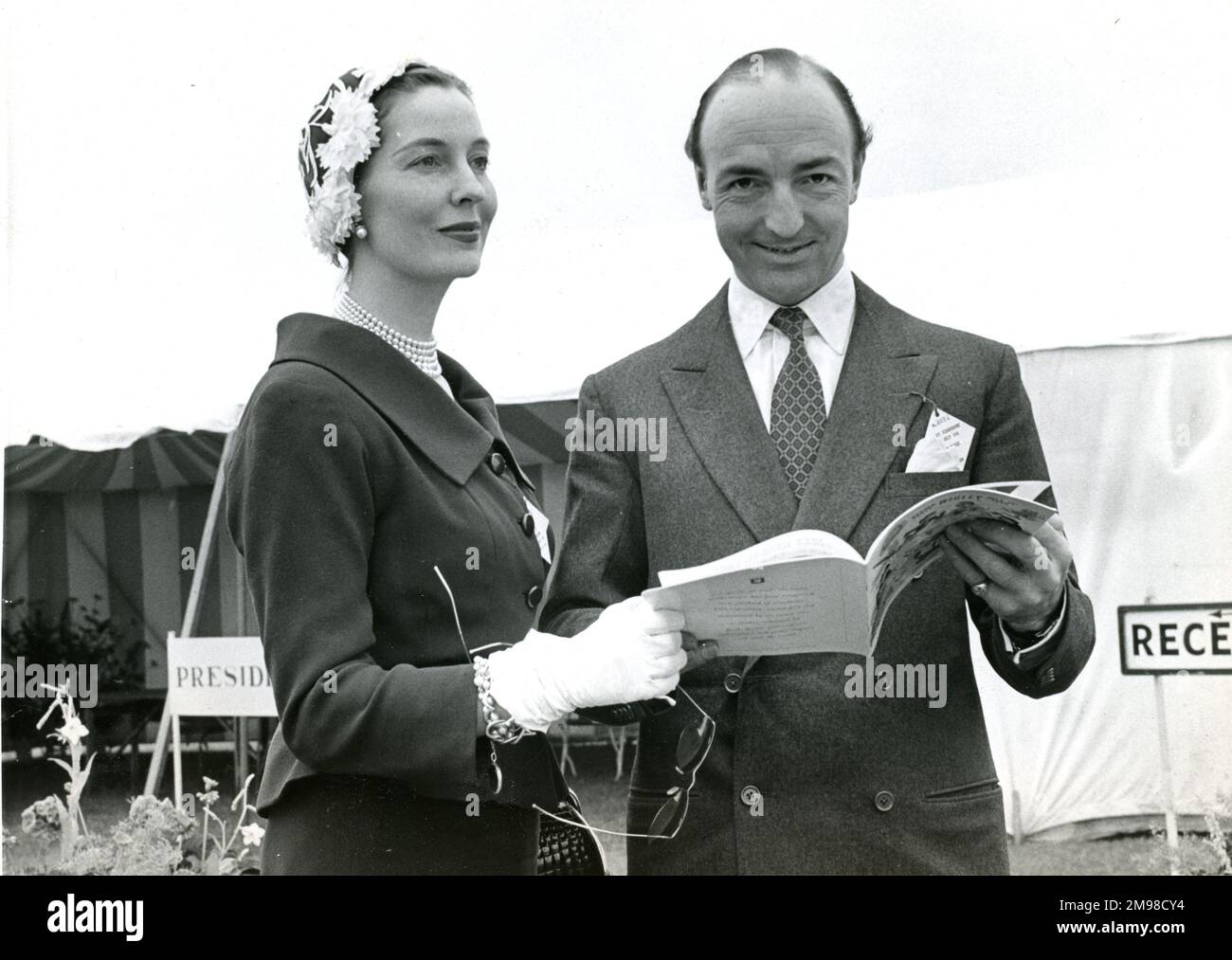 Mr. Und Mrs. J.D. Profumo (Miss Valerie Hobson) auf der 1956. Royal Aeronautical Society Garden Party in Wisley am 15. Juli. Stockfoto