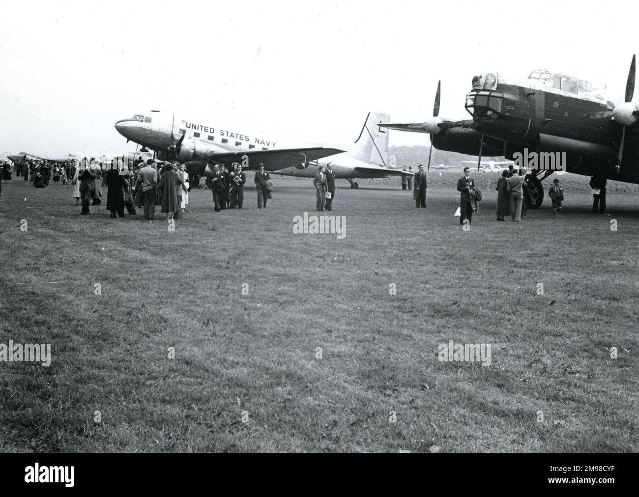Von links: Ein US Navy Douglas R4D-8 neben einem Avro Lincoln auf der 1953 Royal Aeronautical Society Garden Party in Hatfield am 14. Juni. Stockfoto