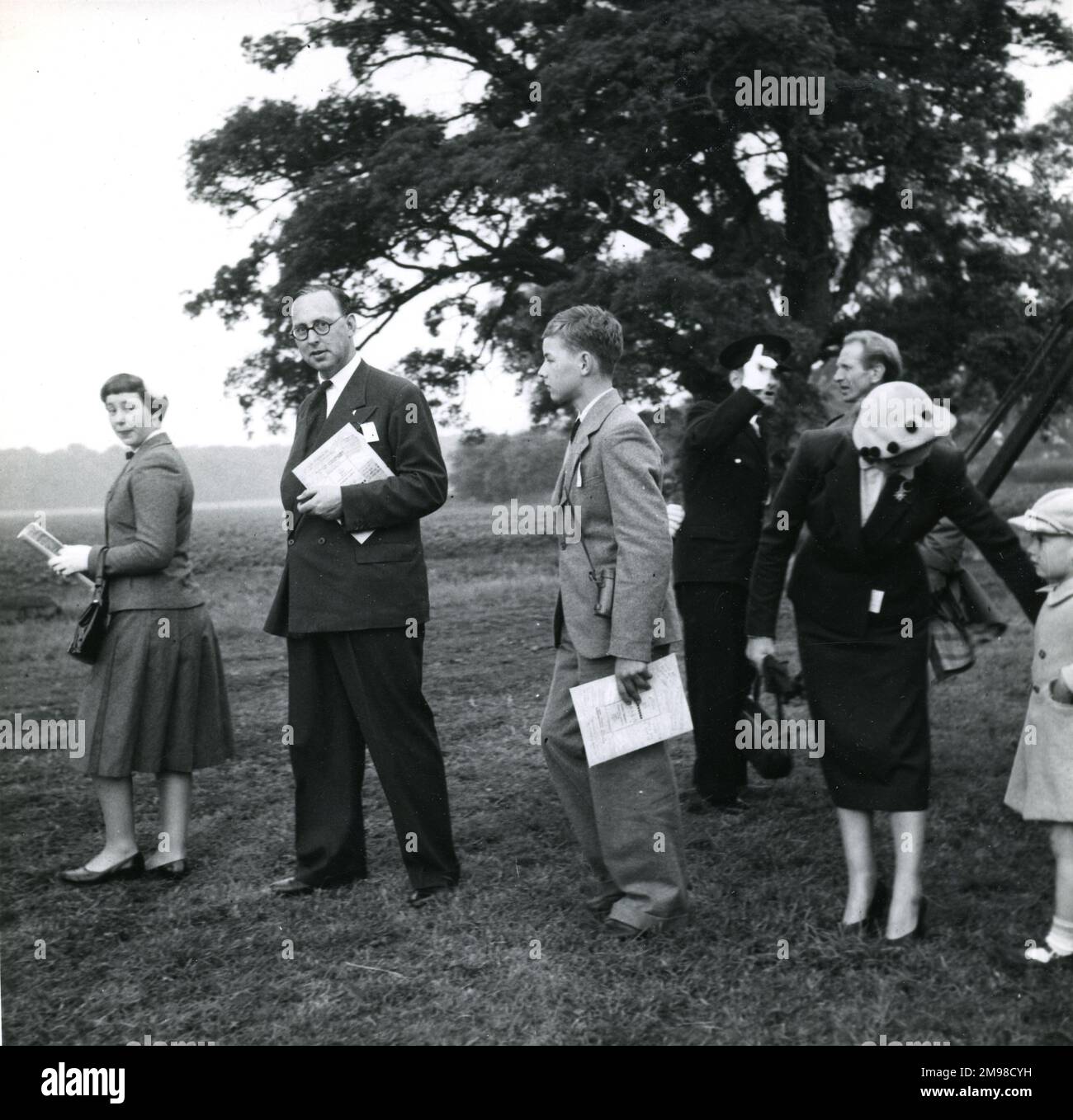 Peter Masefield und seine Familie auf der 1953. Royal Aeronautical Society Garden Party in Hatfield am 14. Juni. Stockfoto