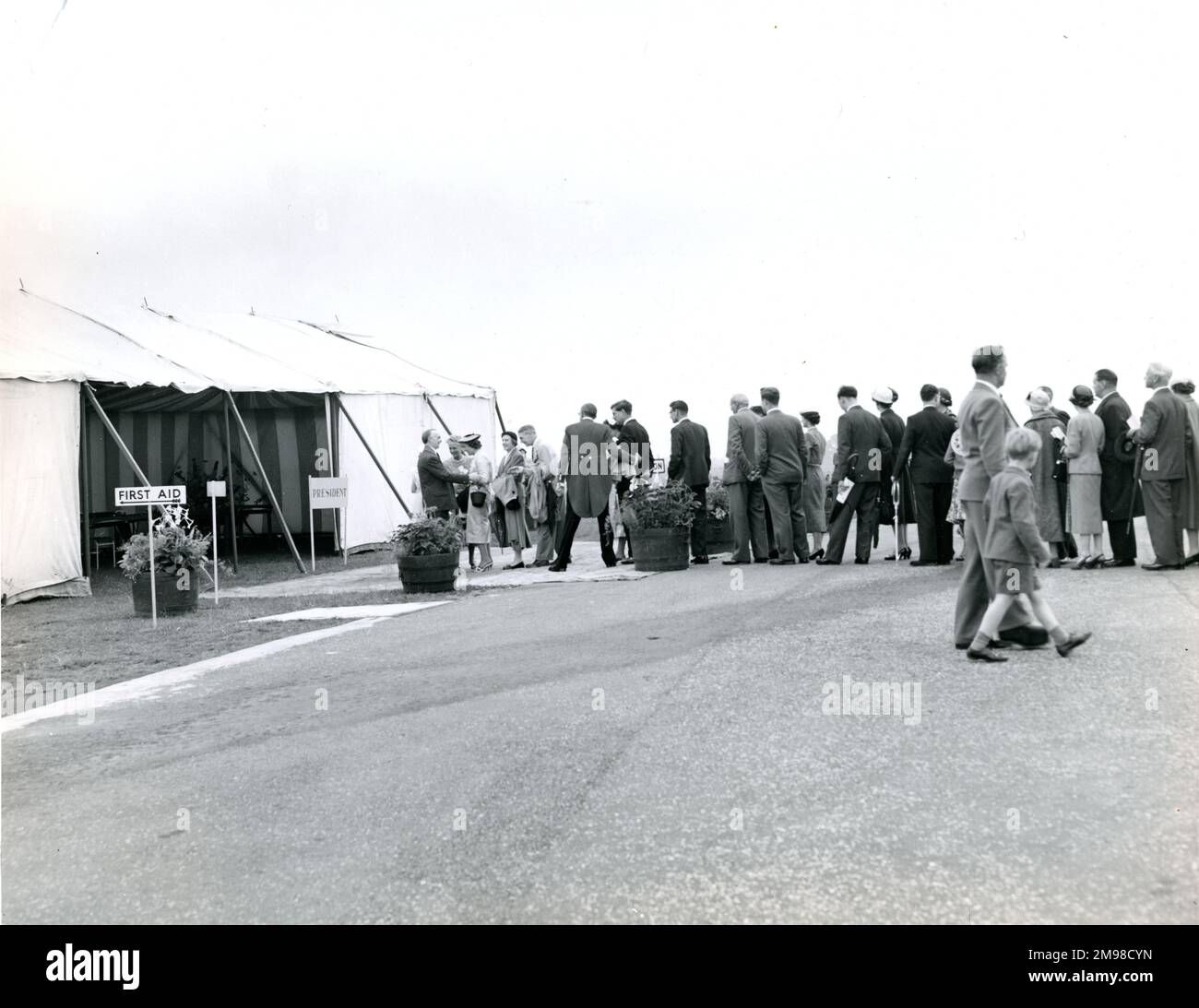 Der Präsident der Royal Aeronautical Society erhält am 15. Juli in Wisley eine Schlange bei der 1956 Royal Aeronautical Society Garden Party. Stockfoto