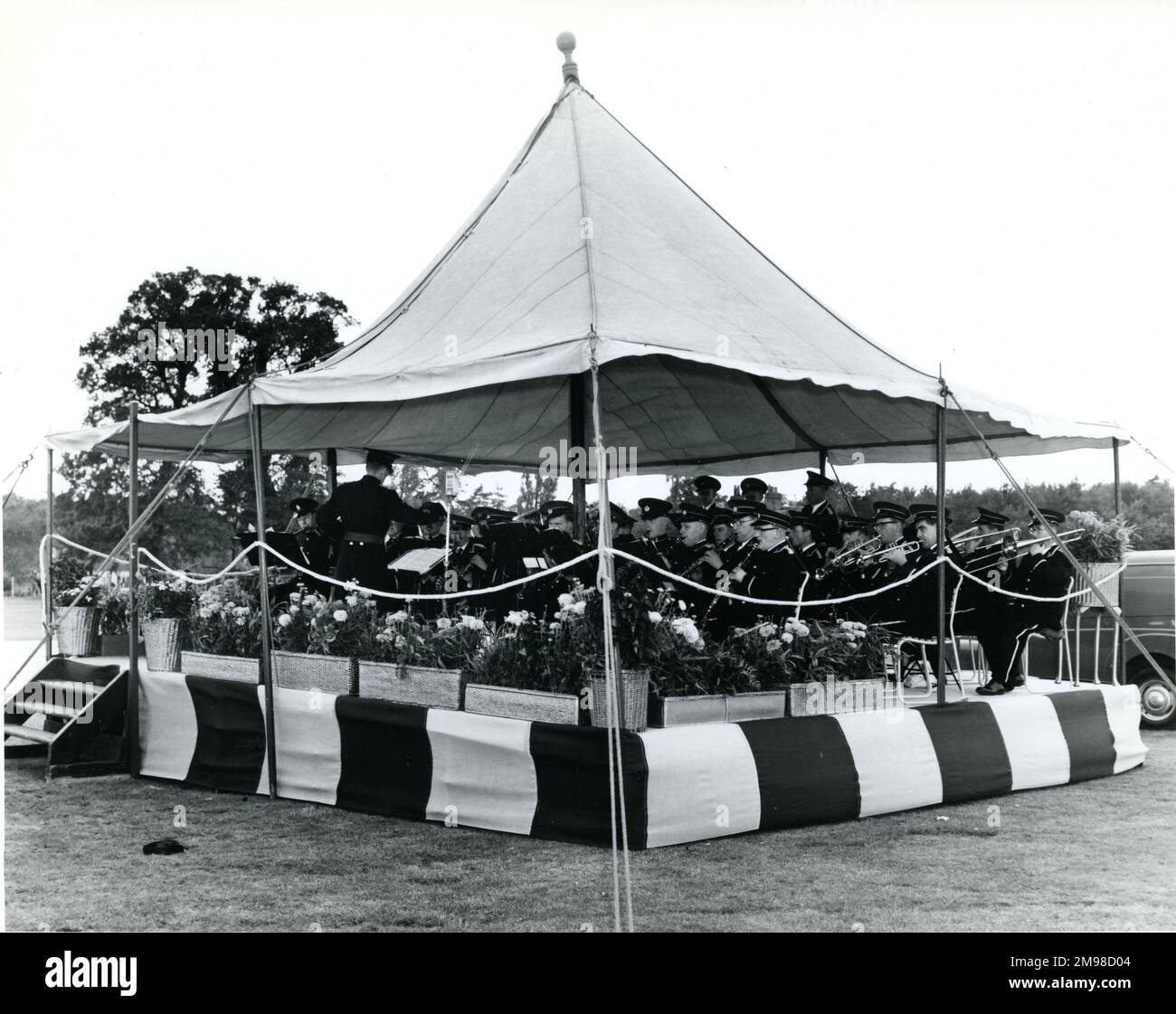 Der Bandstand der Royal Aeronautical Society Garden Party 1957 in Wisley am 15. September. Stockfoto