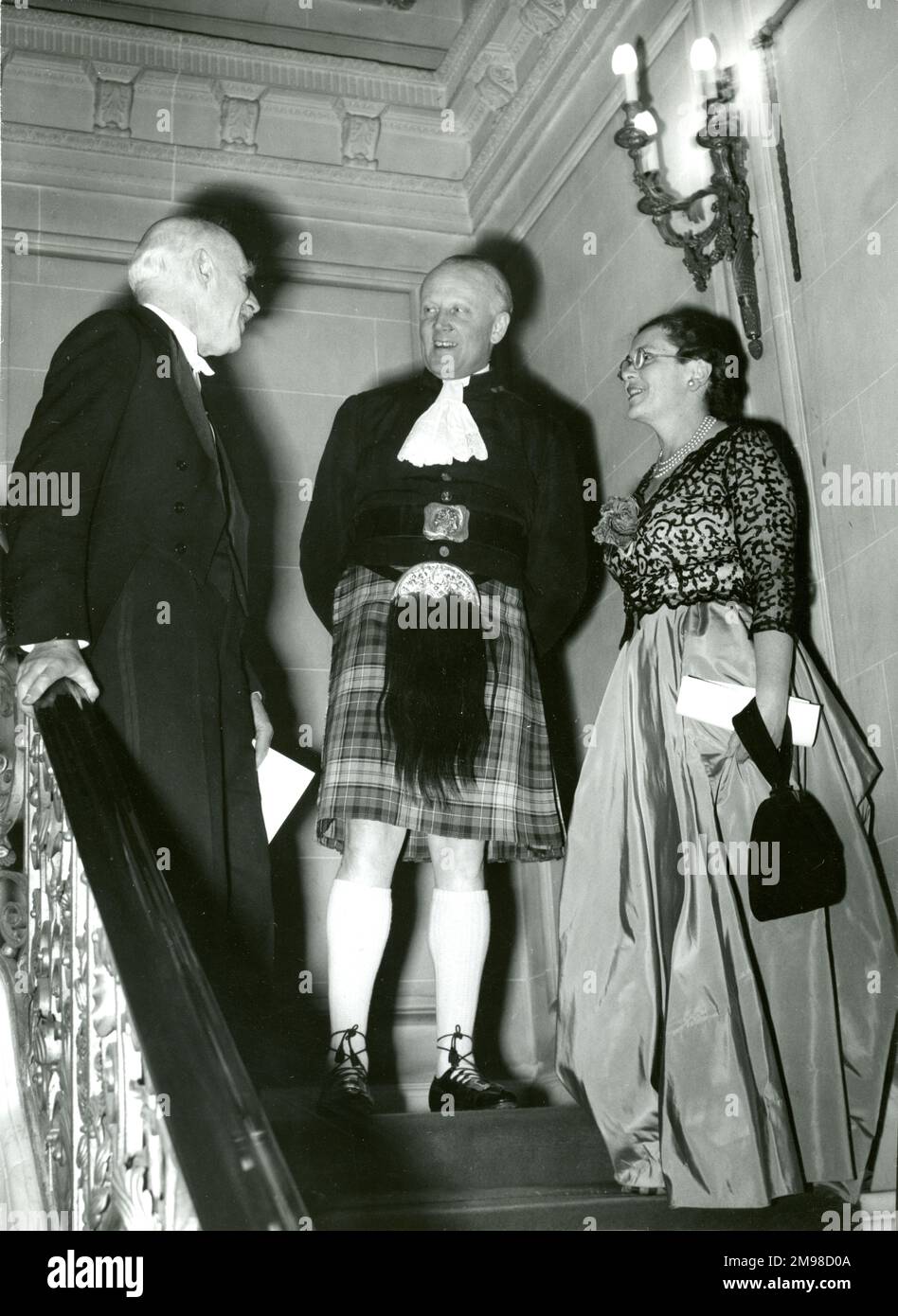 Die Royal Aeronautical Society veranstaltete 1949 ein Dinner im No. 4 Hamilton Place, um die Vergabe ihrer königlichen Charta vom 22. Dezember 1948 zu feiern. Von links: Lord und Lady Sempill, rechts. Stockfoto