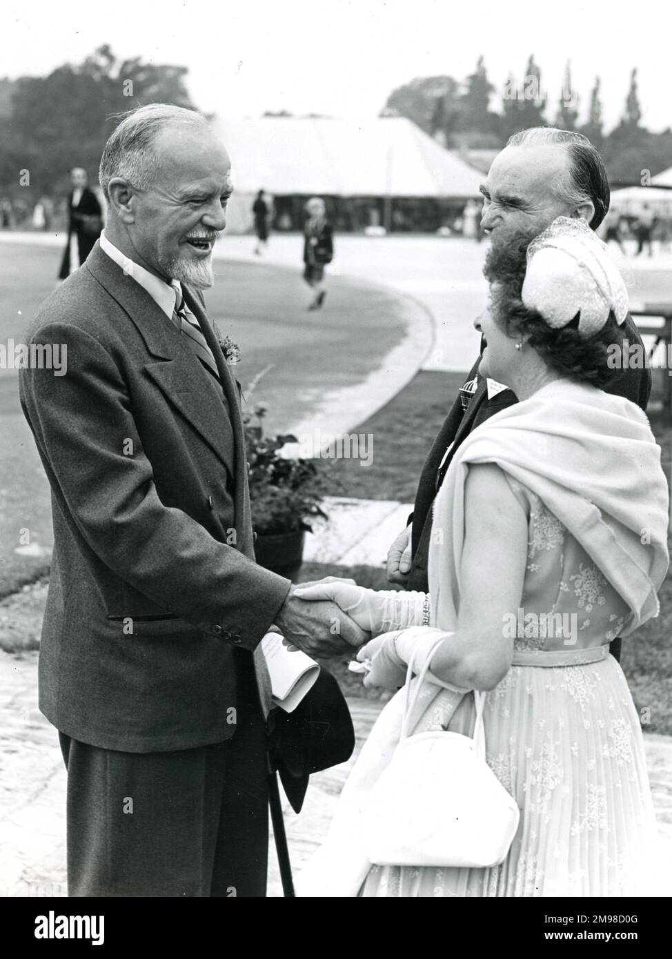 Captain O.P. Jones, Left, wird vom Präsidenten der Royal Aeronautical Society und Mrs. E.T. empfangen Jones auf der 1956. Royal Aeronautical Society Garden Party in Wisley am 15. Juli. Stockfoto