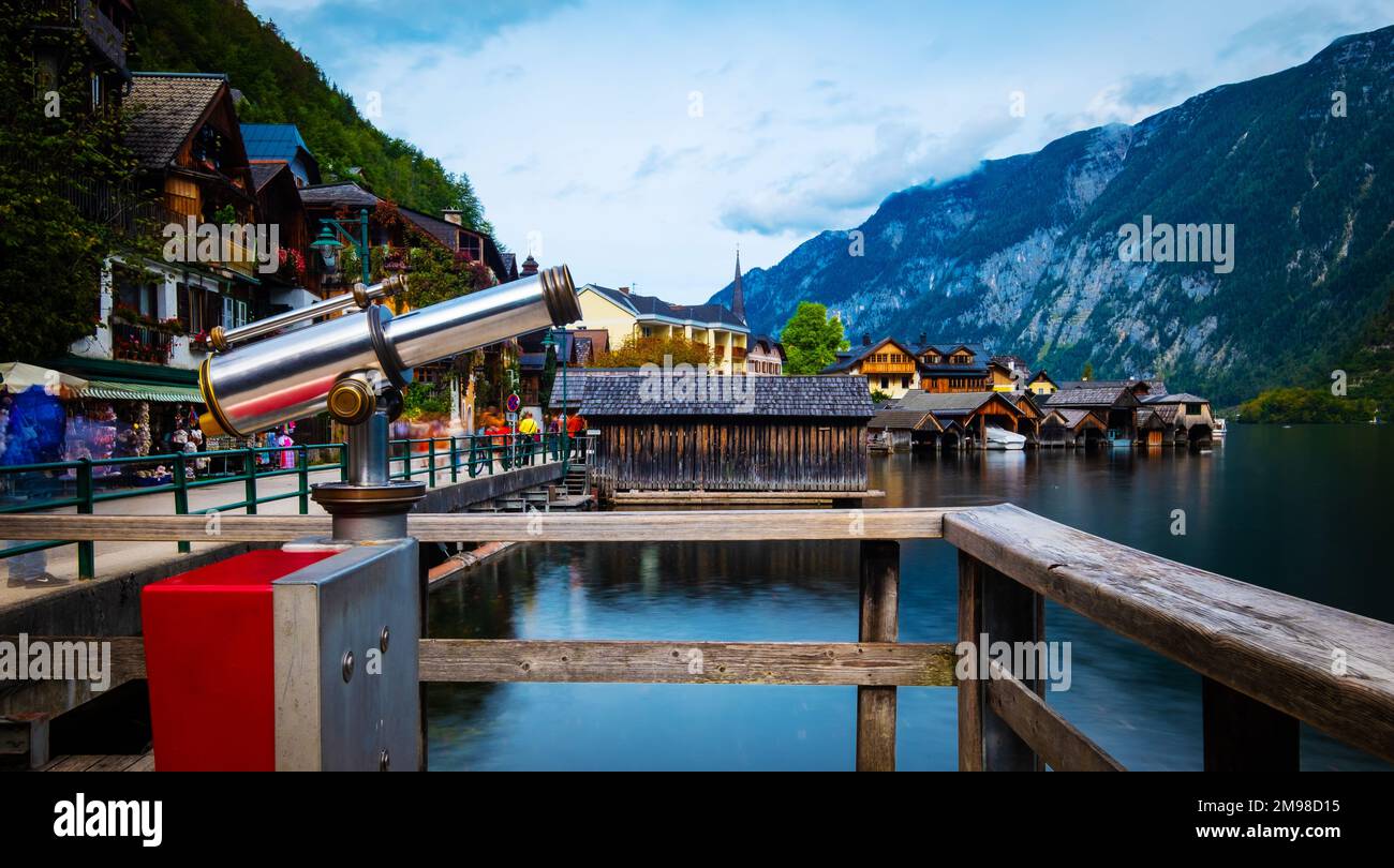 Beobachtungsplatz mit Fernglas in Hallstatt, Österreich Stockfoto