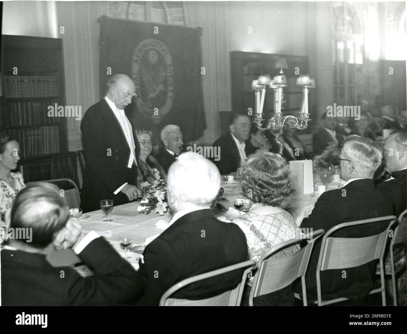 Die Royal Aeronautical Society veranstaltete 1949 ein Dinner im No. 4 Hamilton Place, um die Vergabe ihrer königlichen Charta vom 22. Dezember 1948 zu feiern. ACM Sir Frederick Bowhill spricht nach dem Essen. Stockfoto
