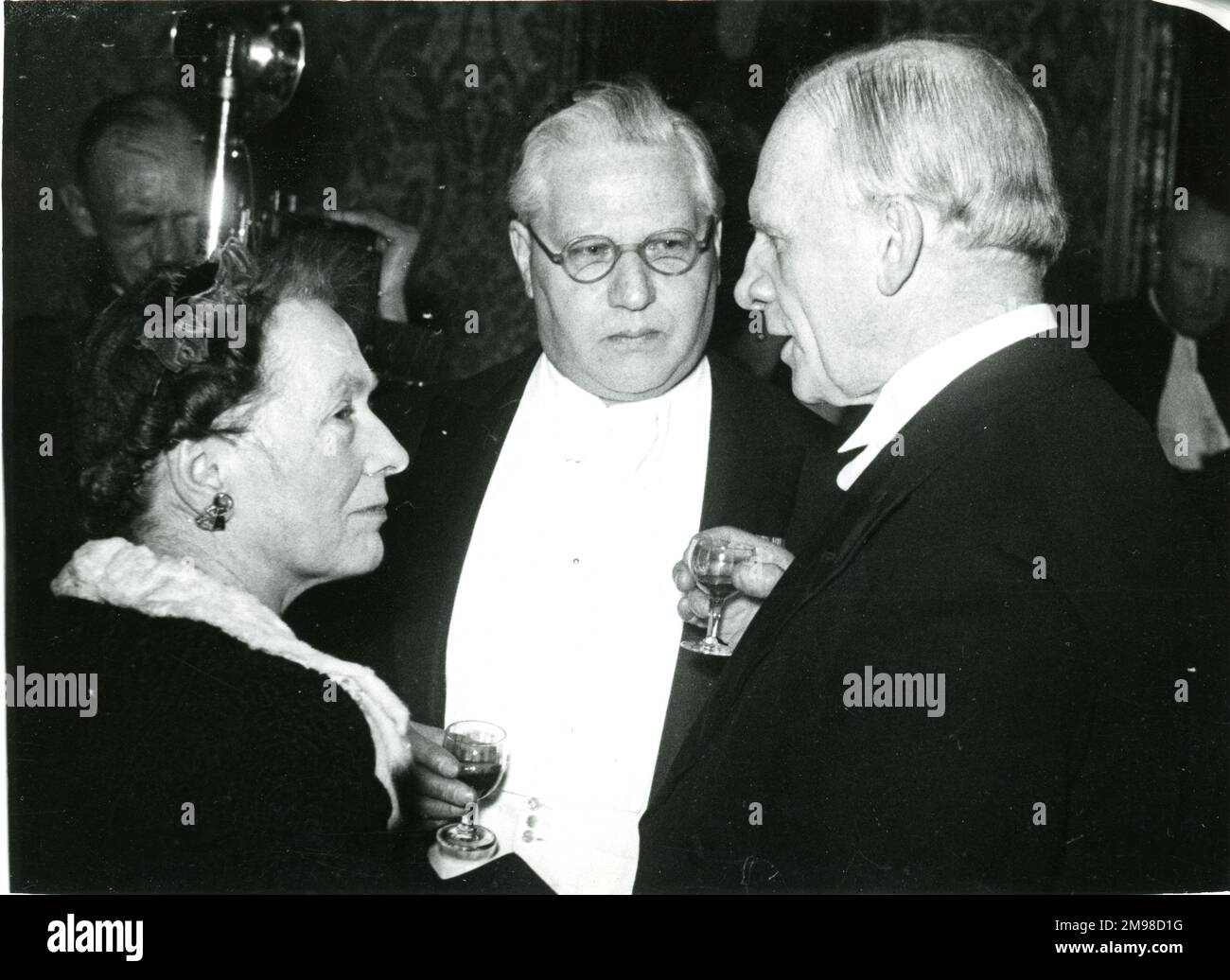 Die Royal Aeronautical Society veranstaltete 1949 ein Dinner im No. 4 Hamilton Place, um die Vergabe ihrer königlichen Charta vom 22. Dezember 1948 zu feiern. Von links: Lady Robinson, Sir Ben Lockspeiser und Sir Robert Robinson. Stockfoto