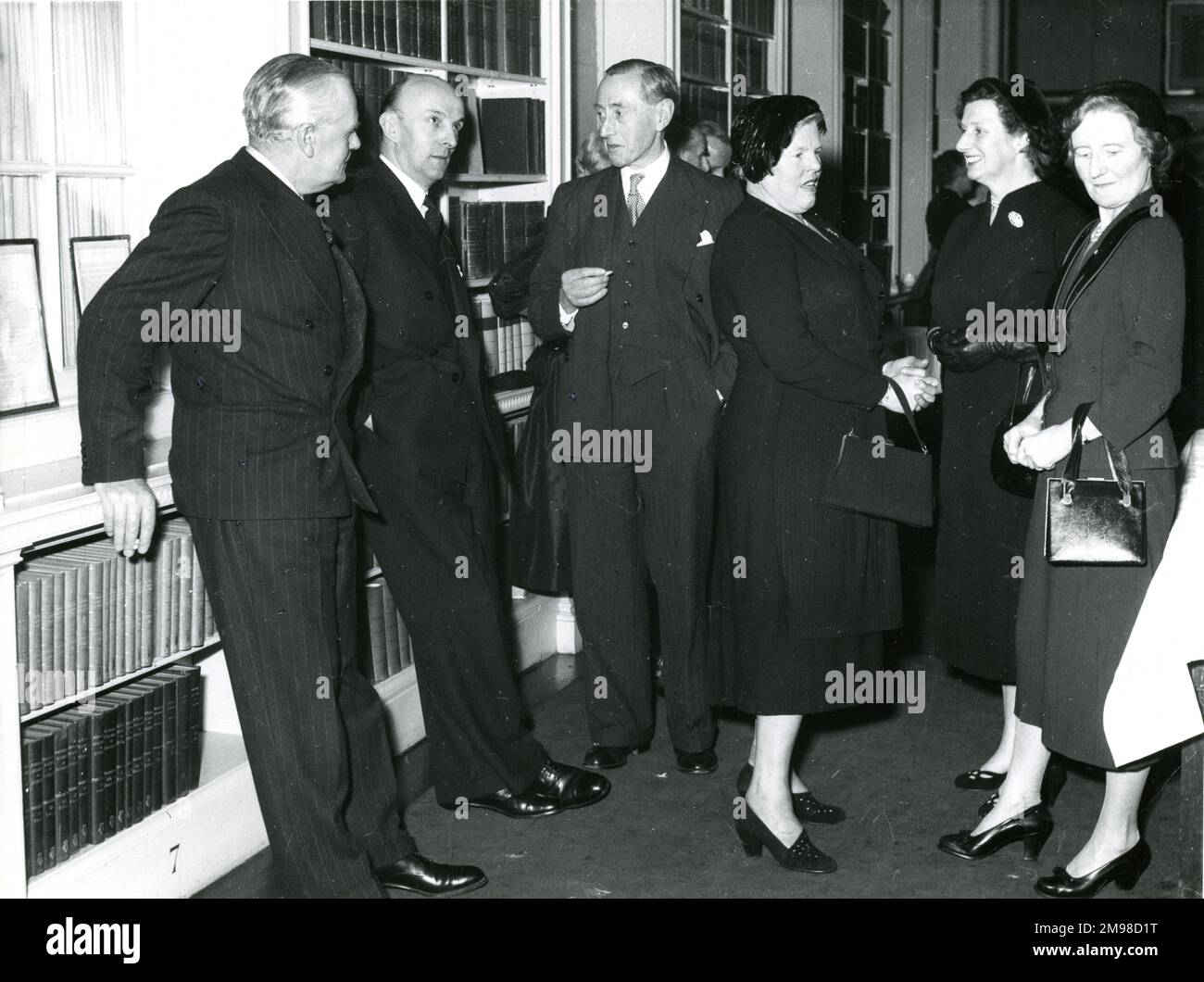 Ansprache und Empfang des Präsidenten in der Royal Institution, London, anlässlich des 90.-jährigen Bestehens der Royal Aeronautical Society am 12. Januar 1956. George Edwards, zweite links, und Mrs. George Edwards, zweite rechts. Stockfoto