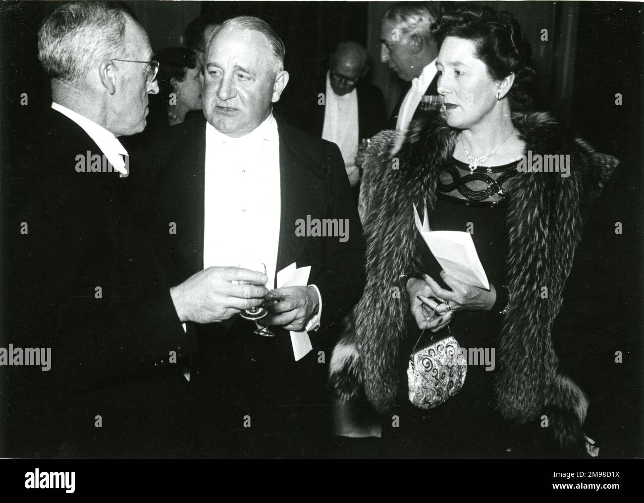 Die Royal Aeronautical Society veranstaltete 1949 ein Dinner im No. 4 Hamilton Place, um die Vergabe ihrer königlichen Charta vom 22. Dezember 1948 zu feiern. Von links: William Farren, Col W.C. Devereux und Mrs. Devereux. Stockfoto