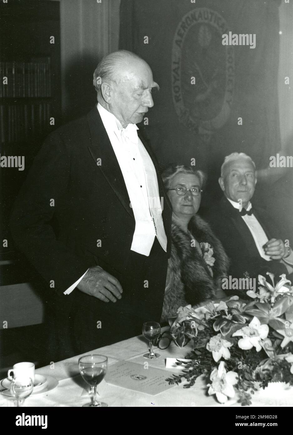 Die Royal Aeronautical Society veranstaltete 1949 ein Dinner im No. 4 Hamilton Place, um die Vergabe ihrer königlichen Charta vom 22. Dezember 1948 zu feiern. ACM Sir Frederick Bowhill spricht nach dem Essen. Stockfoto