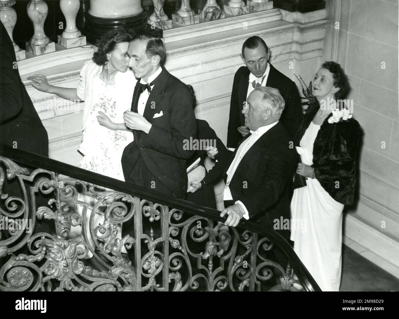Die Royal Aeronautical Society veranstaltete 1949 ein Dinner im No. 4 Hamilton Place, um die Vergabe ihrer königlichen Charta vom 22. Dezember 1948 zu feiern. Gäste begeben sich zur Bibliothek im ersten Stock. Stockfoto