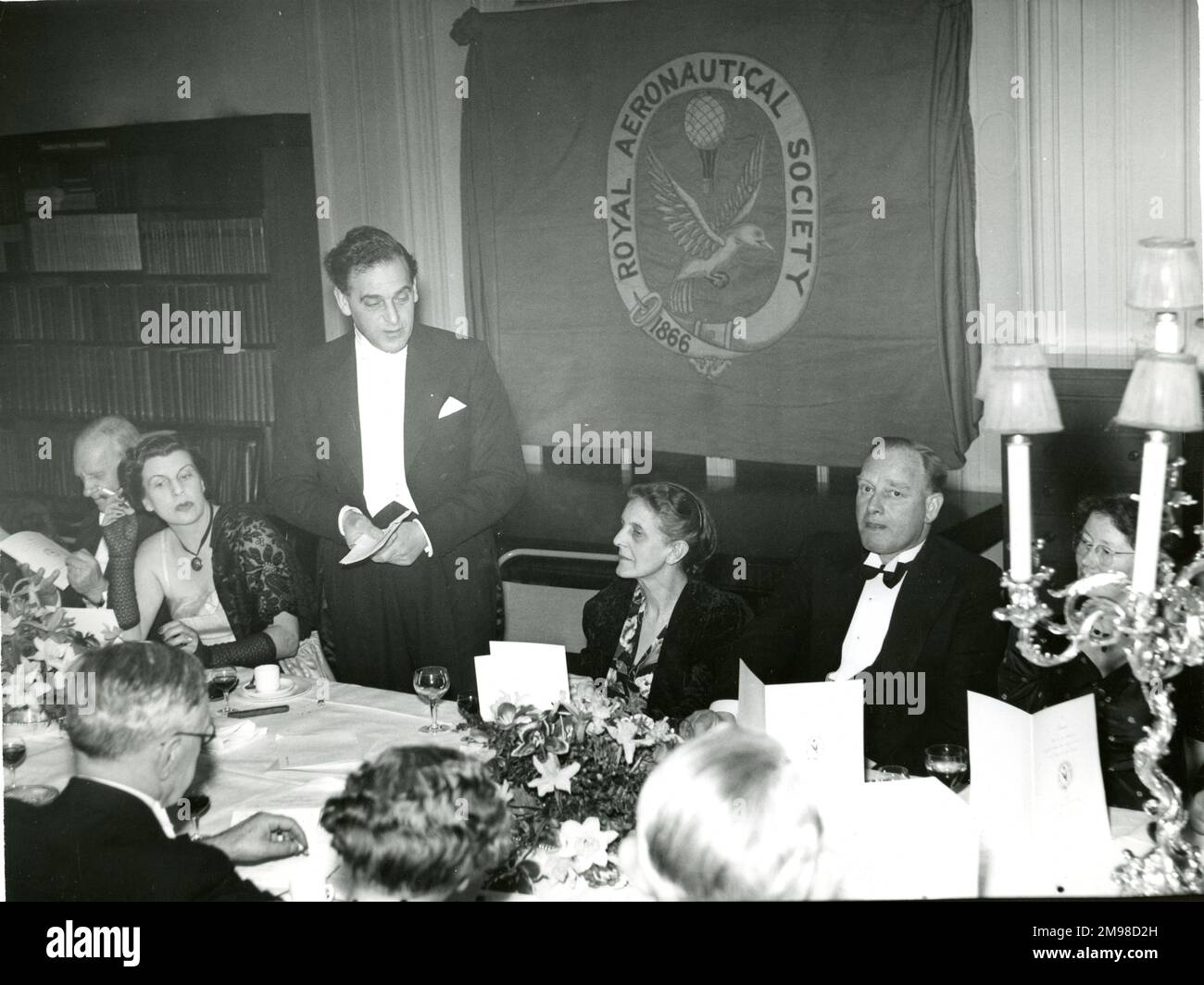 Die Royal Aeronautical Society veranstaltete 1949 ein Dinner im No. 4 Hamilton Place, um die Vergabe ihrer königlichen Charta vom 22. Dezember 1948 zu feiern. Re. Hon G.R. Strauss, MP, spricht nach dem Essen. Stockfoto