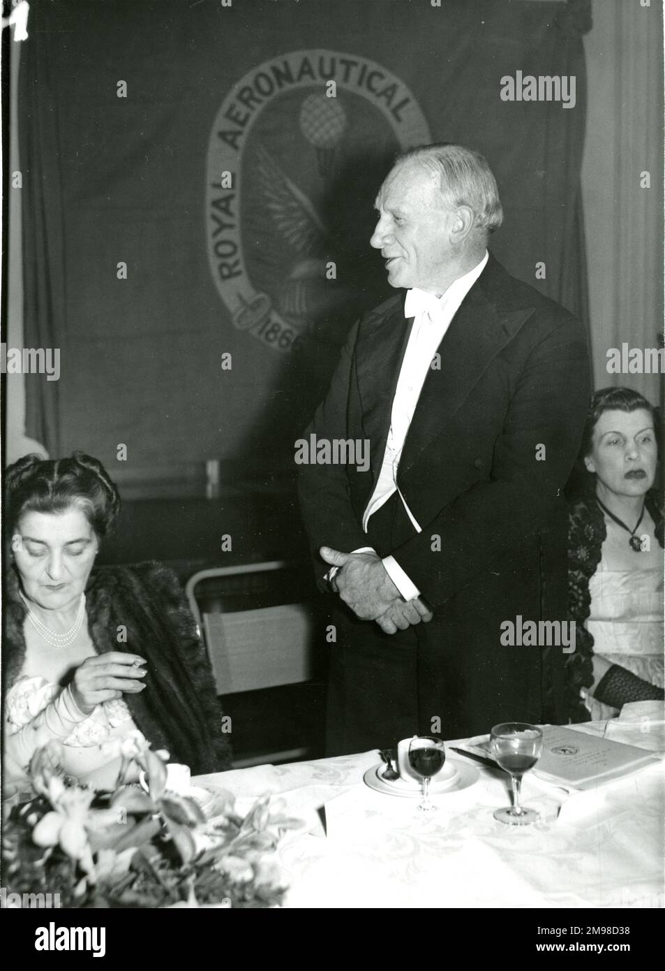Die Royal Aeronautical Society veranstaltete 1949 ein Dinner im No. 4 Hamilton Place, um die Vergabe ihrer königlichen Charta vom 22. Dezember 1948 zu feiern. Sir Robert Robinson spricht nach dem Essen. Stockfoto