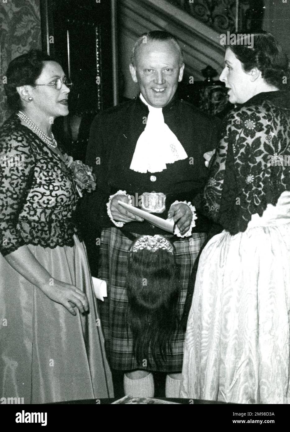 Die Royal Aeronautical Society veranstaltete 1949 ein Dinner im No. 4 Hamilton Place, um die Vergabe ihrer königlichen Charta vom 22. Dezember 1948 zu feiern. Von links: Lady Sempill, Lord Sempill und Mrs. Roxbee Cox. Stockfoto
