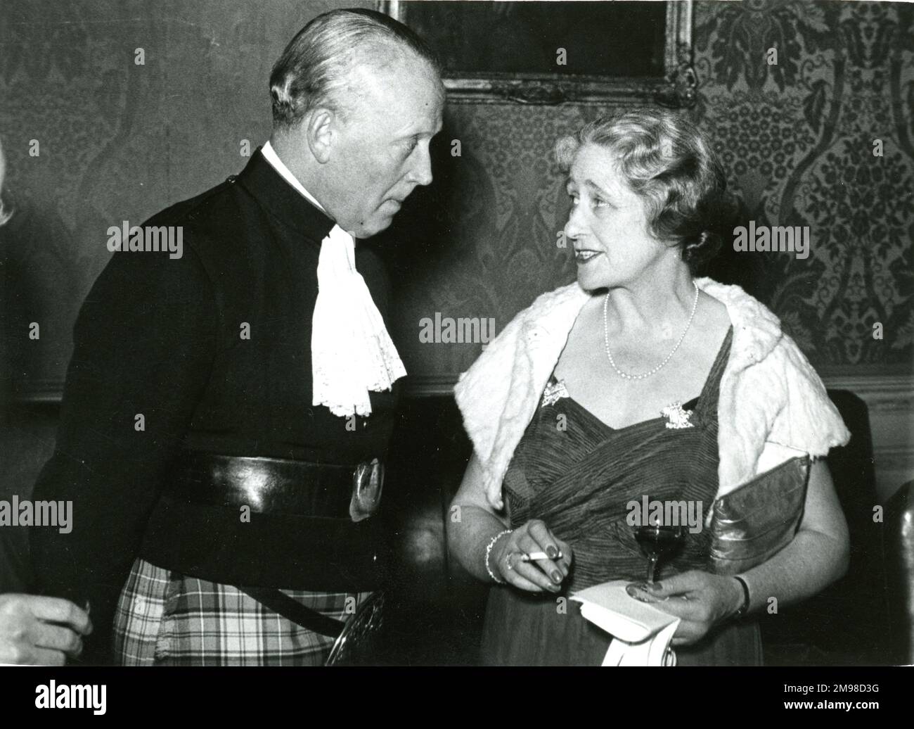 Die Royal Aeronautical Society veranstaltete 1949 ein Dinner im No. 4 Hamilton Place, um die Vergabe ihrer königlichen Charta vom 22. Dezember 1948 zu feiern. Von links: Lord Sempill. Stockfoto