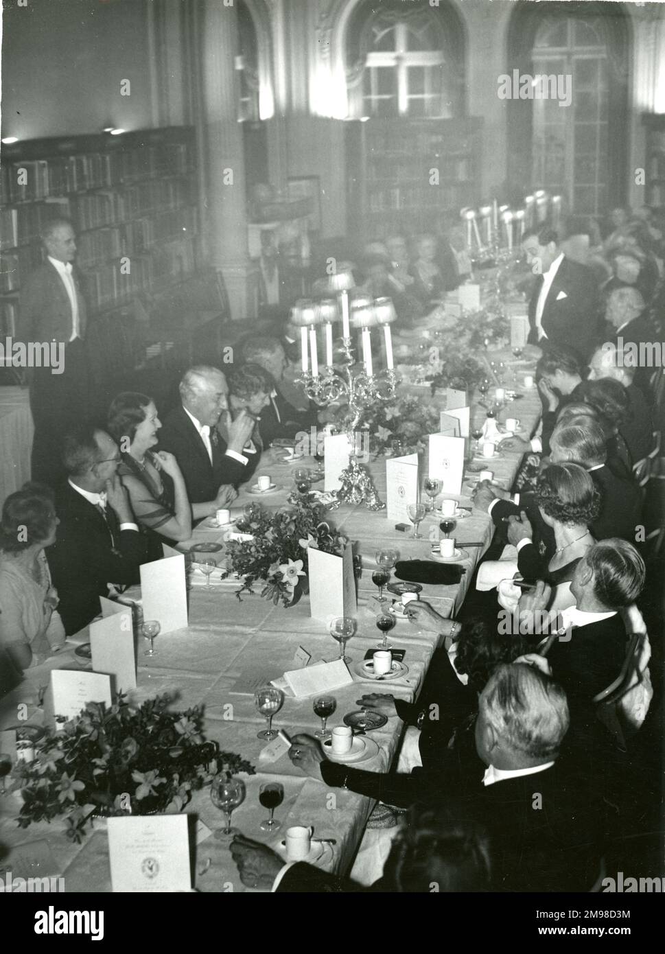 Die Royal Aeronautical Society veranstaltete 1949 ein Dinner im No. 4 Hamilton Place, um die Vergabe ihrer königlichen Charta vom 22. Dezember 1948 zu feiern. Re. Hon G.R. Strauss, MP, spricht nach dem Essen. Stockfoto