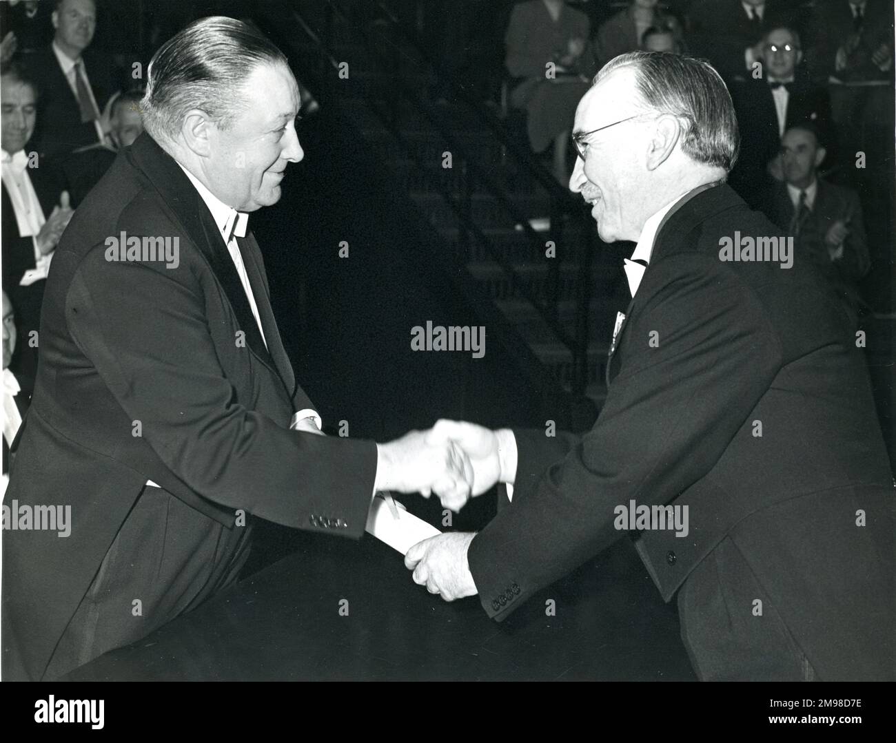 Sir Roy Dobson, CBE, Left, wird von E.T. mit seinem Ehrenstipendium ausgezeichnet Jones, CB, OBE, Meng, FRAeS, Präsident der Royal Aeronautical Society 1956-1957, am 44. Wilbur-Wright-Vortrag am 17. Mai 1956. Stockfoto