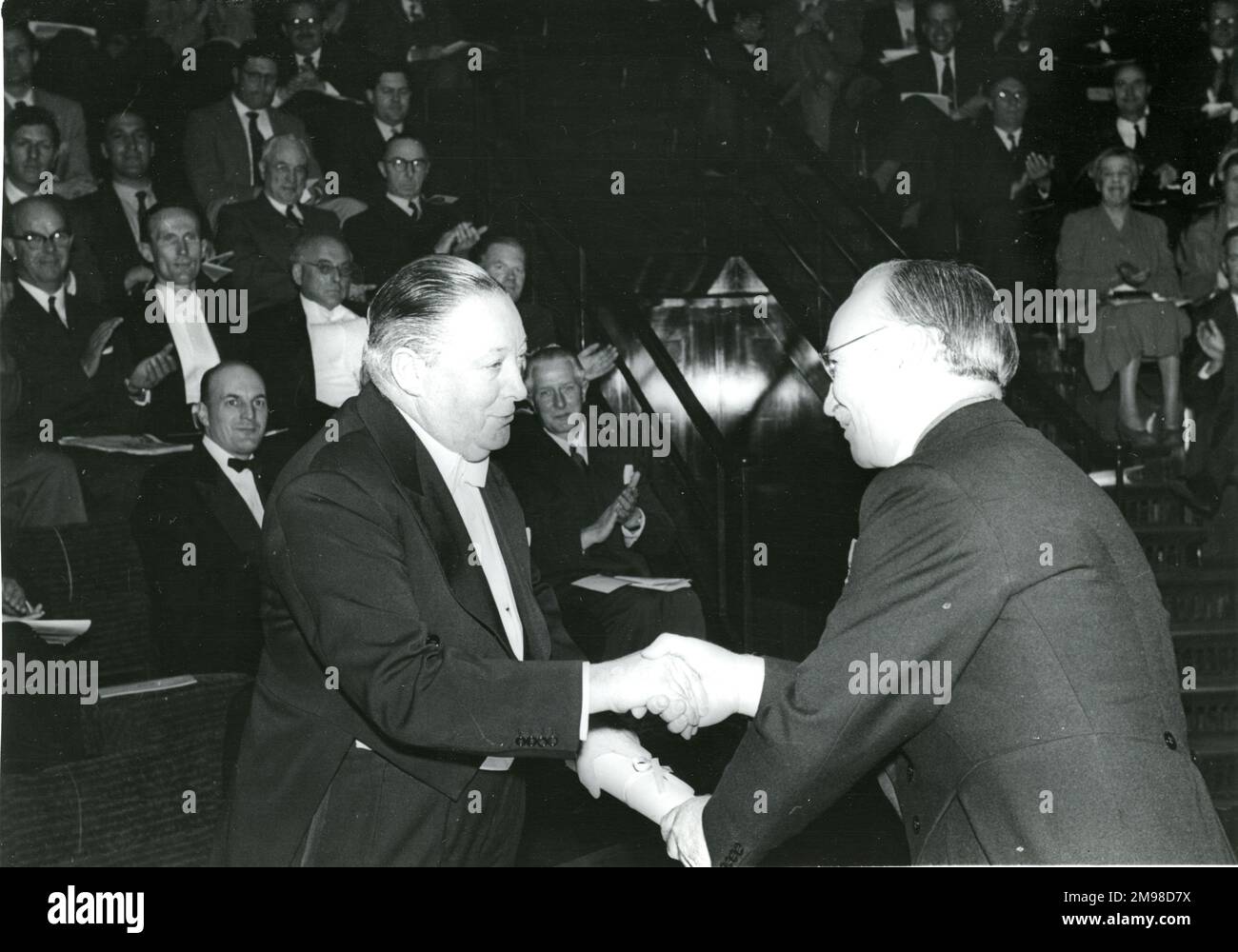 Sir Roy Dobson, CBE, Left, wird von E.T. mit seinem Ehrenstipendium ausgezeichnet Jones, CB, OBE, Meng, FRAeS, Präsident der Royal Aeronautical Society 1956-1957, am 44. Wilbur-Wright-Vortrag am 17. Mai 1956. Stockfoto