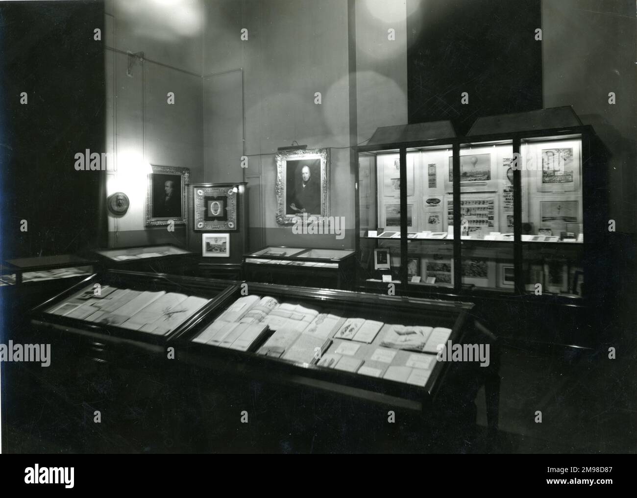 Jahresempfang der Royal Aeronautical Society und Wilbur-Wright-Vorlesung im Science Museum, South Kensington, London, 21. Mai 1936. Anlässlich des 70.-jährigen Bestehens der Royal Aeronautical Society wurde eine Sonderausstellung historischer Artefakte gezeigt. Stockfoto