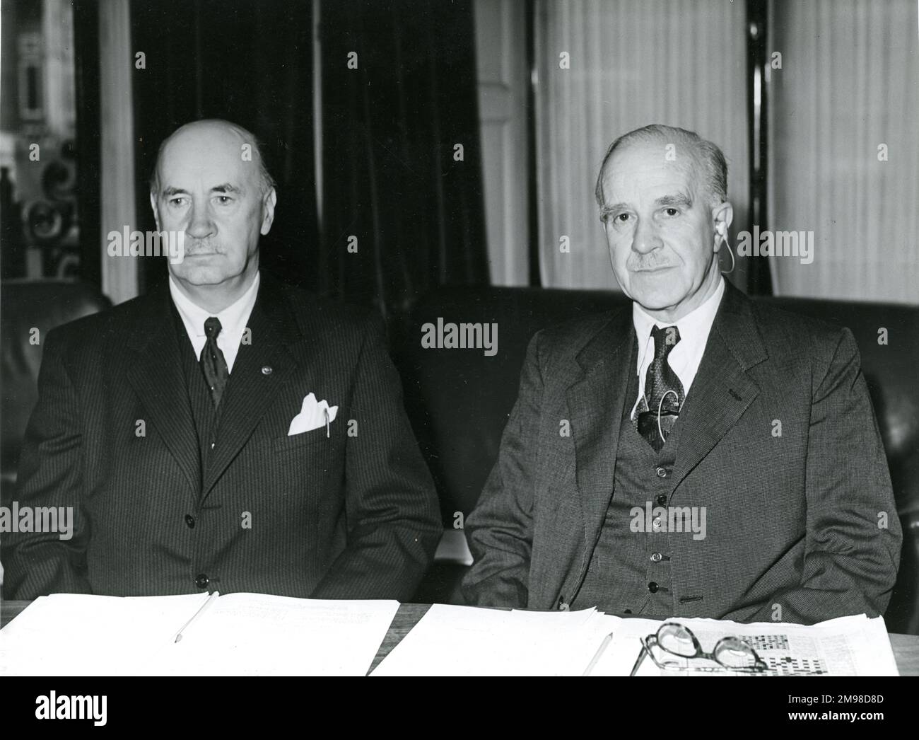 Igor Sikorsky, Left, und H. Grinsted erhielten beide am 5. Mai 1955 im Hamilton Place Ehrenstipendien bei der AGM der Royal Aeronautical Society. Stockfoto