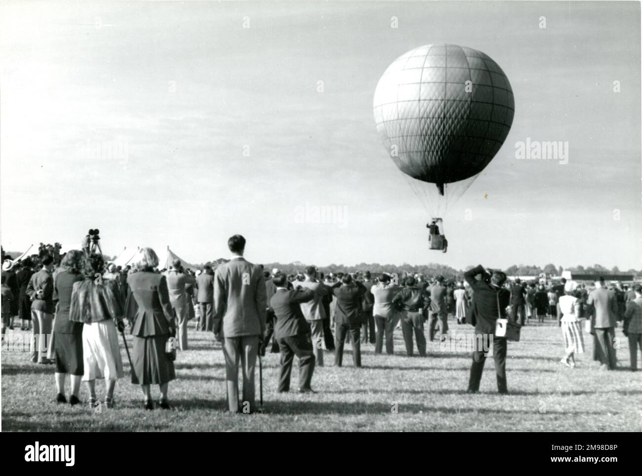 Dr. Harold Roxbee Cox, Präsident der Royal Aeronautical Society 1947-1949, verlässt die 1949. Gartenparty der Royal Aeronautical Society am White Waltham Aerodrome am 8. Mai in einem Wasserstoffballon, der von Charles Dollfus geflogen wird. Stockfoto