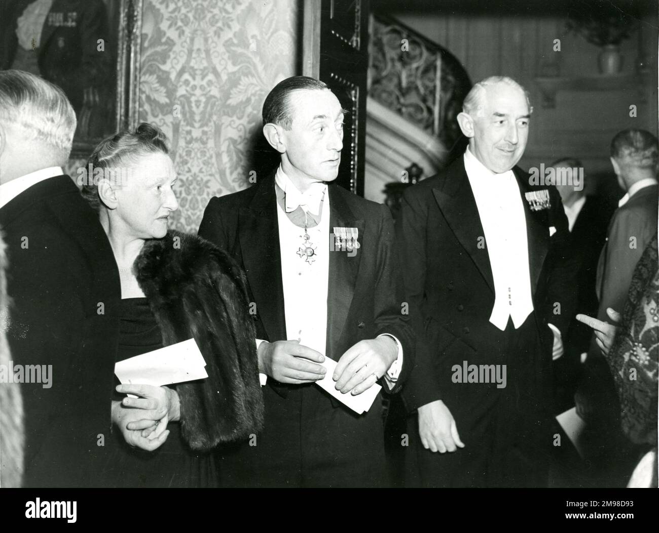 Die Royal Aeronautical Society veranstaltete 1949 ein Dinner im No. 4 Hamilton Place, um die Vergabe ihrer königlichen Charta vom 22. Dezember 1948 zu feiern. Von links: Mrs. Und Major G.P. Bulman und Cyril Uwins. Stockfoto