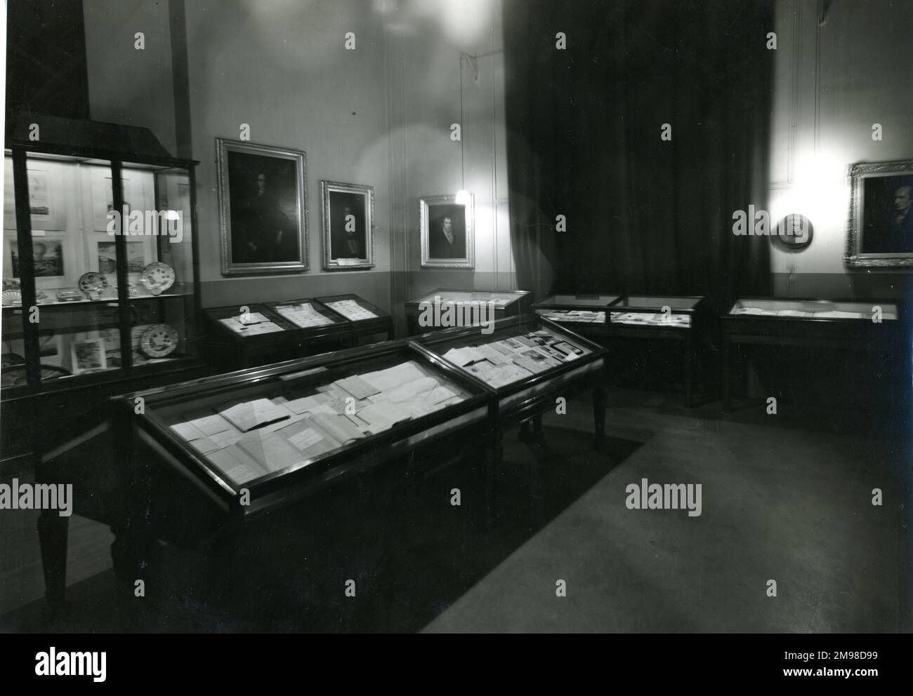 Jahresempfang der Royal Aeronautical Society und Wilbur-Wright-Vorlesung im Science Museum, South Kensington, London, 21. Mai 1936. Anlässlich des 70.-jährigen Bestehens der Royal Aeronautical Society wurde eine Sonderausstellung historischer Artefakte gezeigt. Stockfoto