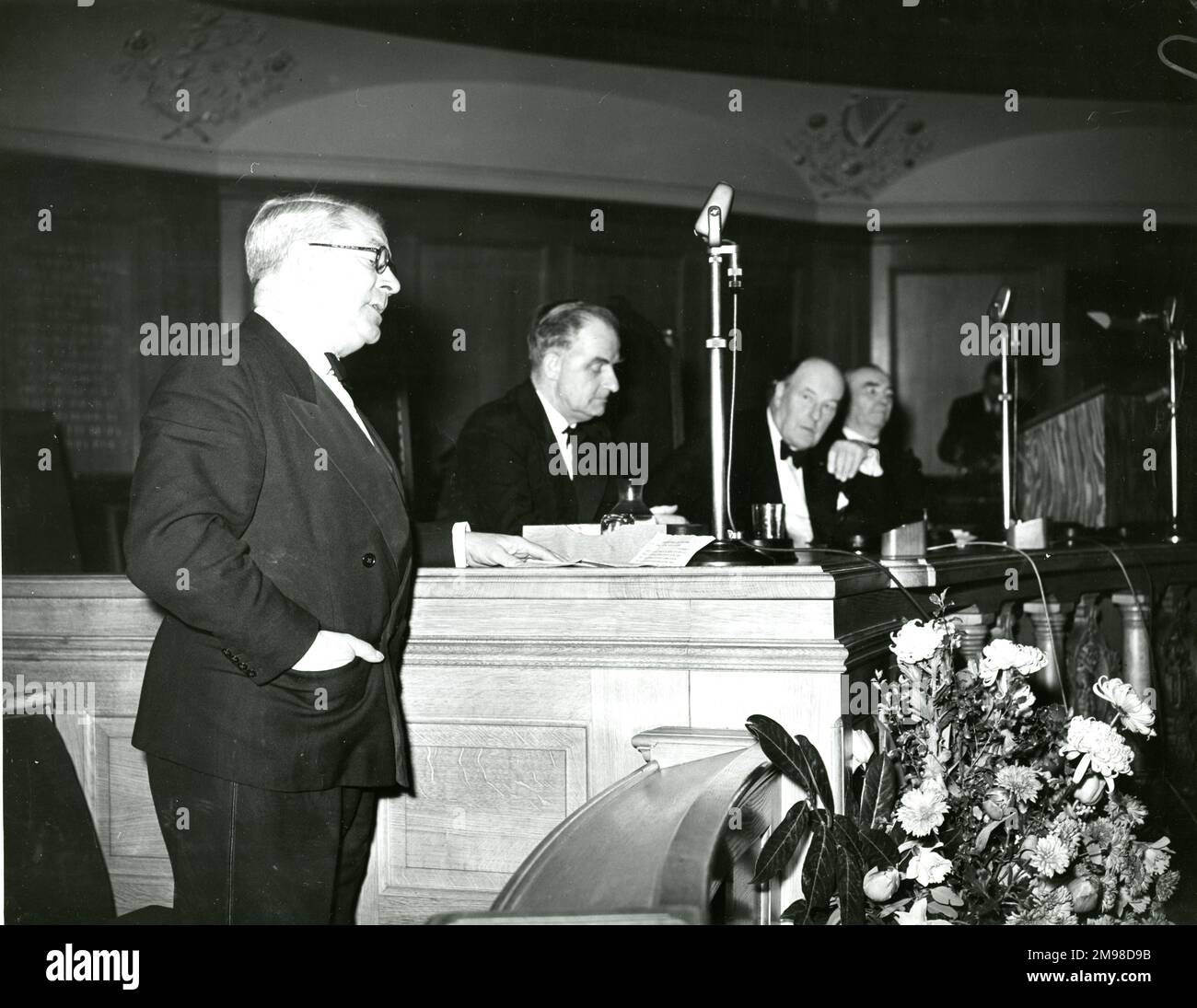 Air Marshal Sir Owen Jones, Left, schlägt das Dankesvotum bei der Ansprache und dem Empfang des vierten Präsidenten der Royal Aeronautical Society am 10. Januar 1957 in der Versammlung, Church House, Westminster, London, vor. Stockfoto