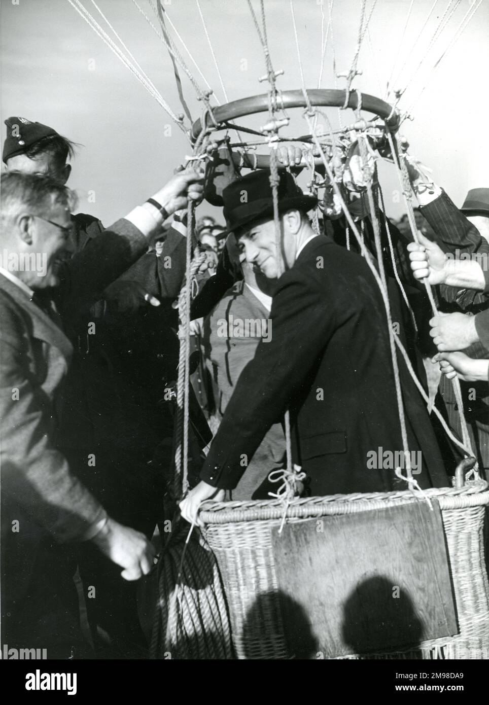 Dr. Harold Roxbee Cox, Präsident der Royal Aeronautical Society 1947-1949, im Korb des Wasserstoffballons, der am 8. Mai von Charles Dollfus auf der 1949. Royal Aeronautical Society Garden Party am White Waltham Aerodrome geflogen wird. Stockfoto