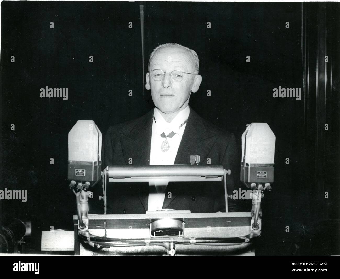 Sir William Farren, Präsident der Royal Aeronatical Society 1953-1954, hält den 44. Wilbur-Wright-Vortrag: ?The Aerodynamic Art? Am 17. Mai 1956. Stockfoto