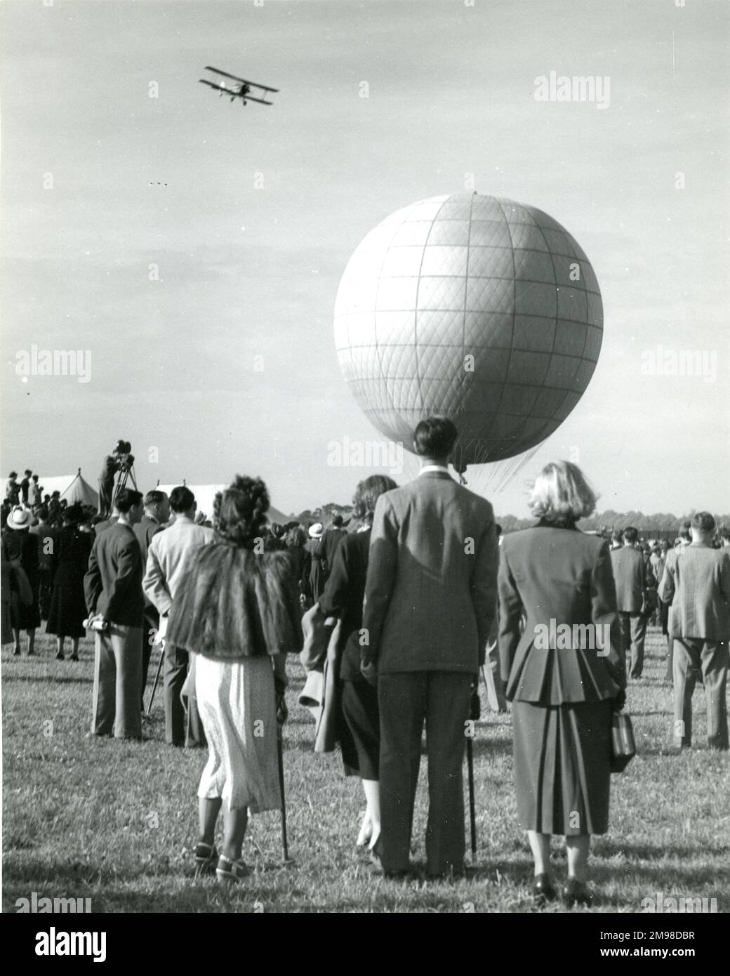 Dr. Harold Roxbee Cox, Präsident der Royal Aeronautical Society 1947-1949, verlässt die 1949. Gartenparty der Royal Aeronautical Society am White Waltham Aerodrome am 8. Mai in einem Wasserstoffballon, der von Charles Dollfus geflogen wird. Stockfoto