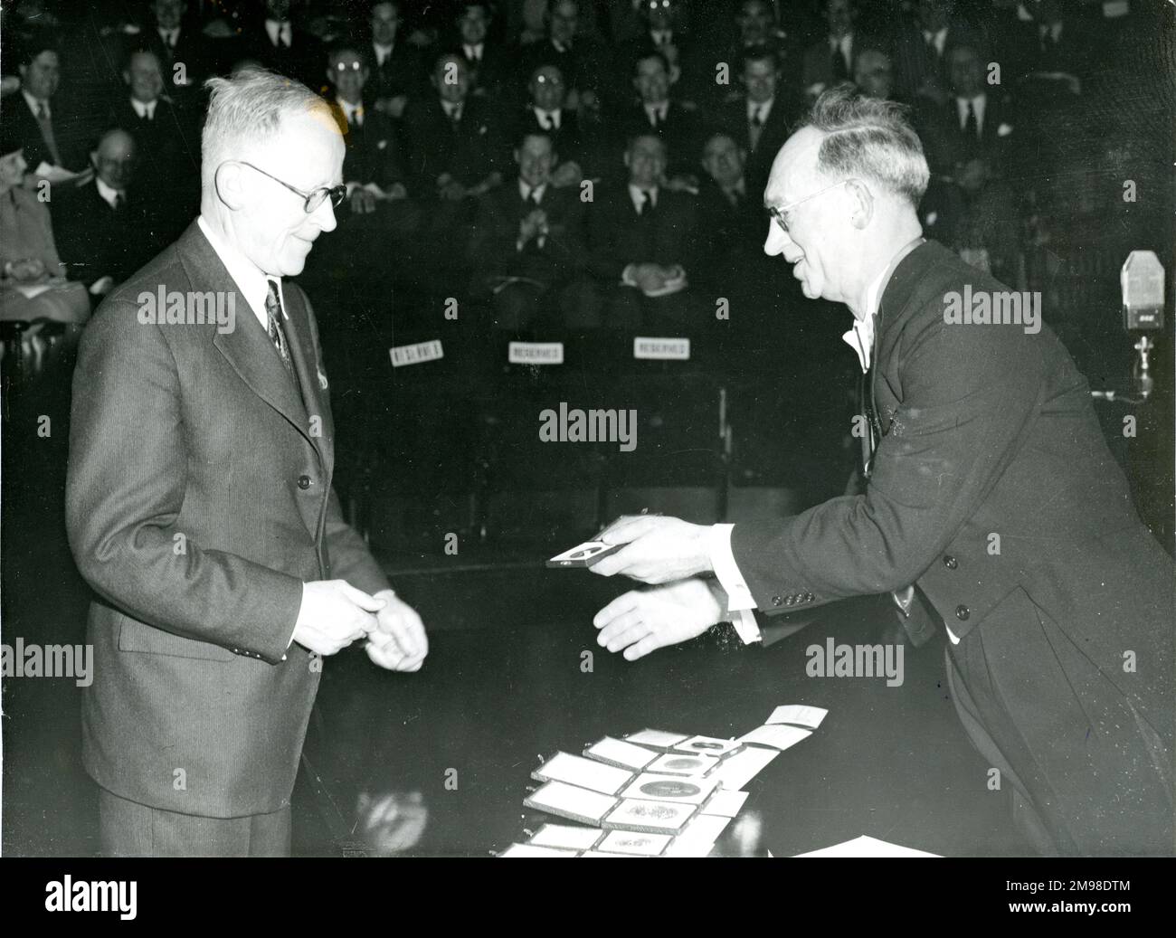 Dr. A.A. Griffith (links) erhält 1955 die Silbermedaille der Royal Aeronautical Society von N.E. Rowe, der Präsident von Raes. Stockfoto