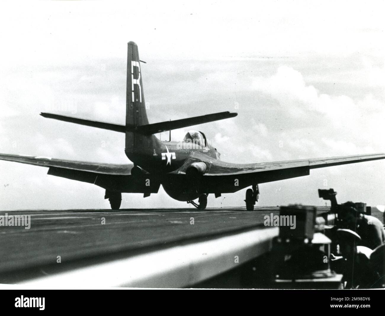 McDonnell FH-1 Phantom landet an Bord eines Flugzeugträgers. Stockfoto