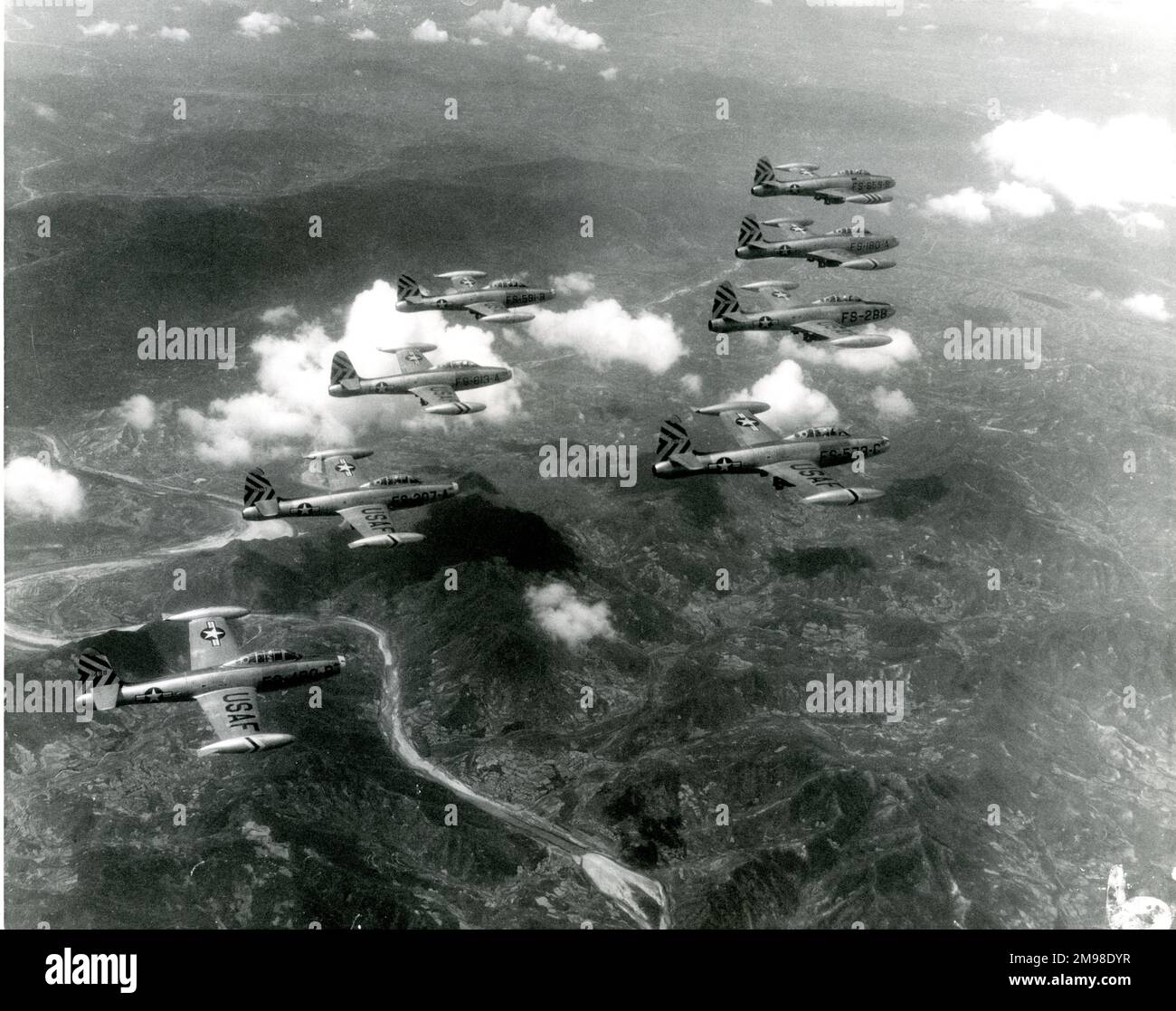 Republik F-84E Thunderjets des USAF-49.-Kampfbomberflügels über Nordkorea auf dem Weg zu einem Angriff auf ein Chemiewerk und Truppenziel in der Nähe von Namsok, August 1952. Stockfoto