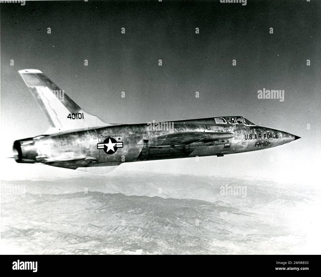 Republik F-105B ThunderChief, 54-0101, über Edwards AFB, Kalifornien. Stockfoto