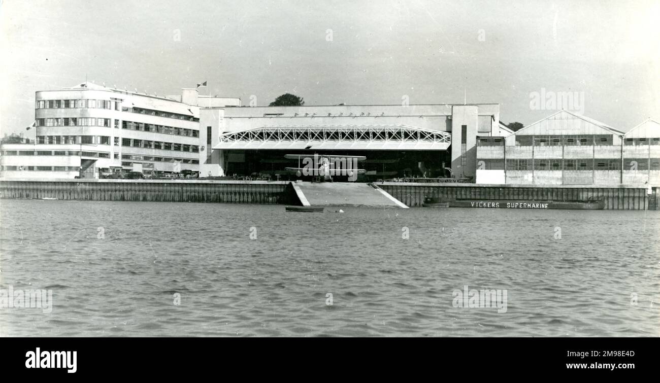 Die Hauptbucht eines der Supermarine-Läden am Fluss Itchen vor dem deutschen Bombenanschlag im Jahr WW2. Die Verwaltungsbüros befinden sich auf der linken Seite. Ein Supermarine Walrus ist oben auf der Hellbahn. Stockfoto