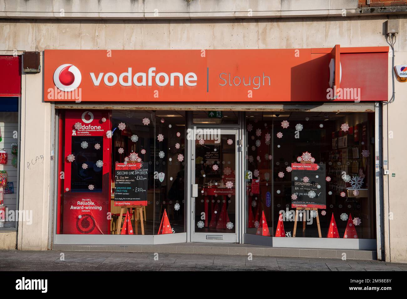 Slough, Berkshire, Großbritannien. 14. Dezember 2022. Ein Vodafone Store in der Slough High Street. Kredit: Maureen McLean/Alamy Stockfoto