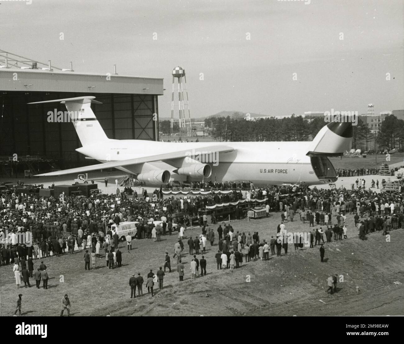 Die erste Lockheed C-5A Galaxy, 66-8303, wird am 2. März 1968 in Marietta, Georgia, eingeführt. Stockfoto