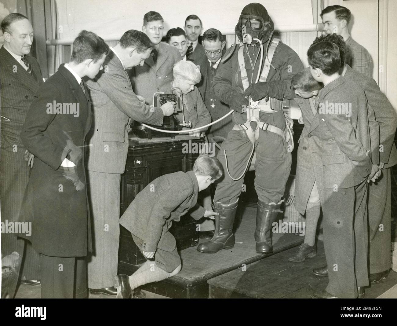 Professor G.T.R. Hill demonstriert einen Sidcup-Fluganzug bei einem Dr. Mann Juvenile Vortrag in der Royal Society of Arts, Adelphi, 13. Januar 1937. Stockfoto